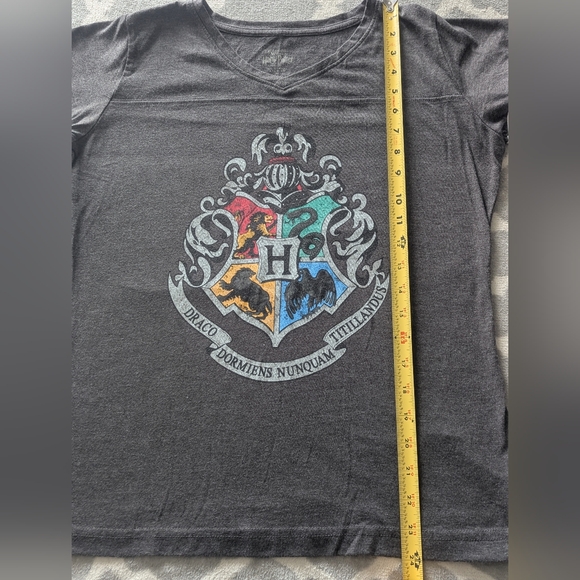 Harry Potter Hogwarts Crest Tee — Size M — Universal Studios - Picture 4 of 8